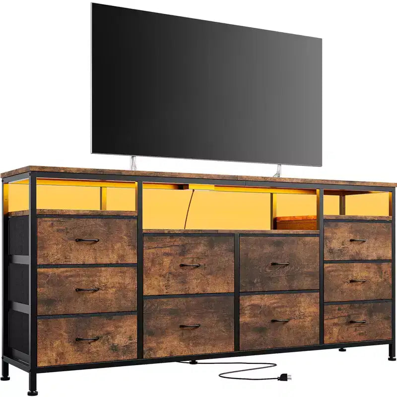Comò nero da 63,3 pollici per camera da letto, comò a 10 cassetti porta TV per TV da 65, 70, 75 pollici, cassettiera in tessuto con luci LED e prese di corrente