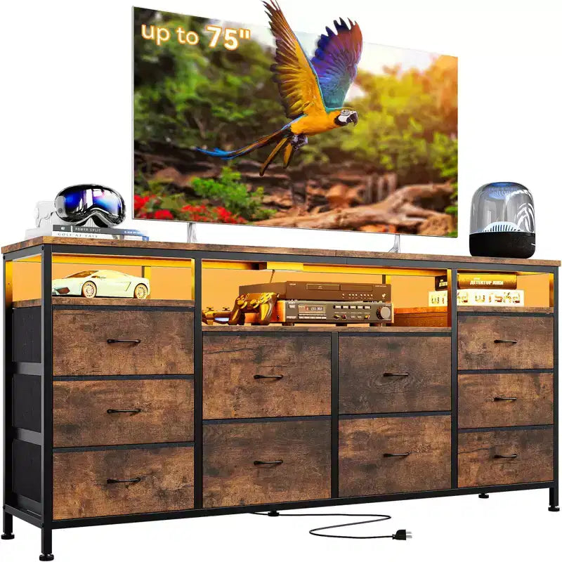 Comò nero da 63,3 pollici per camera da letto, comò a 10 cassetti porta TV per TV da 65, 70, 75 pollici, cassettiera in tessuto con luci LED e prese di corrente
