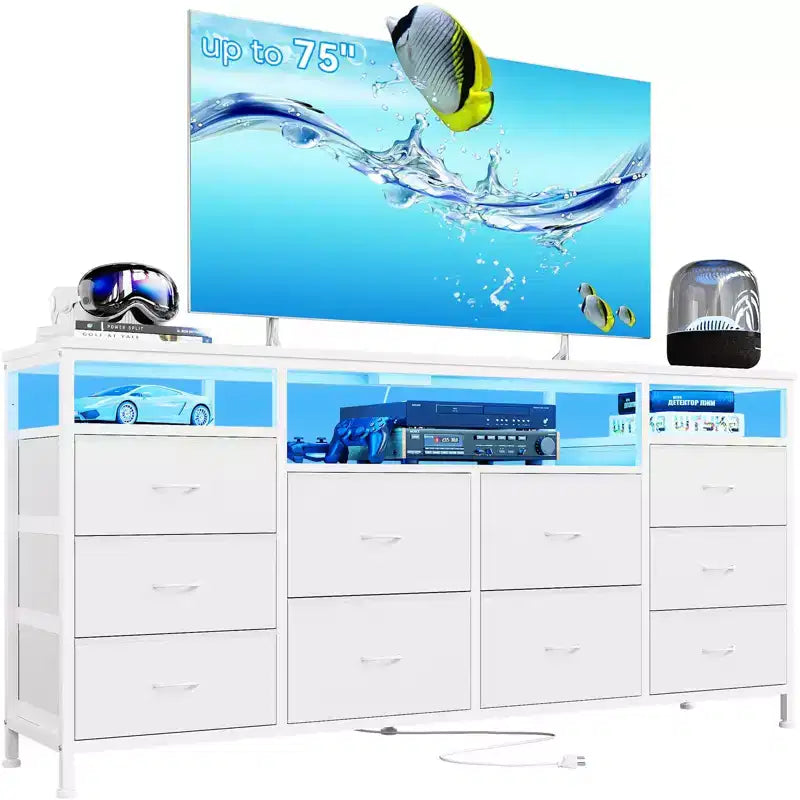 Comò nero da 63,3 pollici per camera da letto, comò a 10 cassetti porta TV per TV da 65, 70, 75 pollici, cassettiera in tessuto con luci LED e prese di corrente