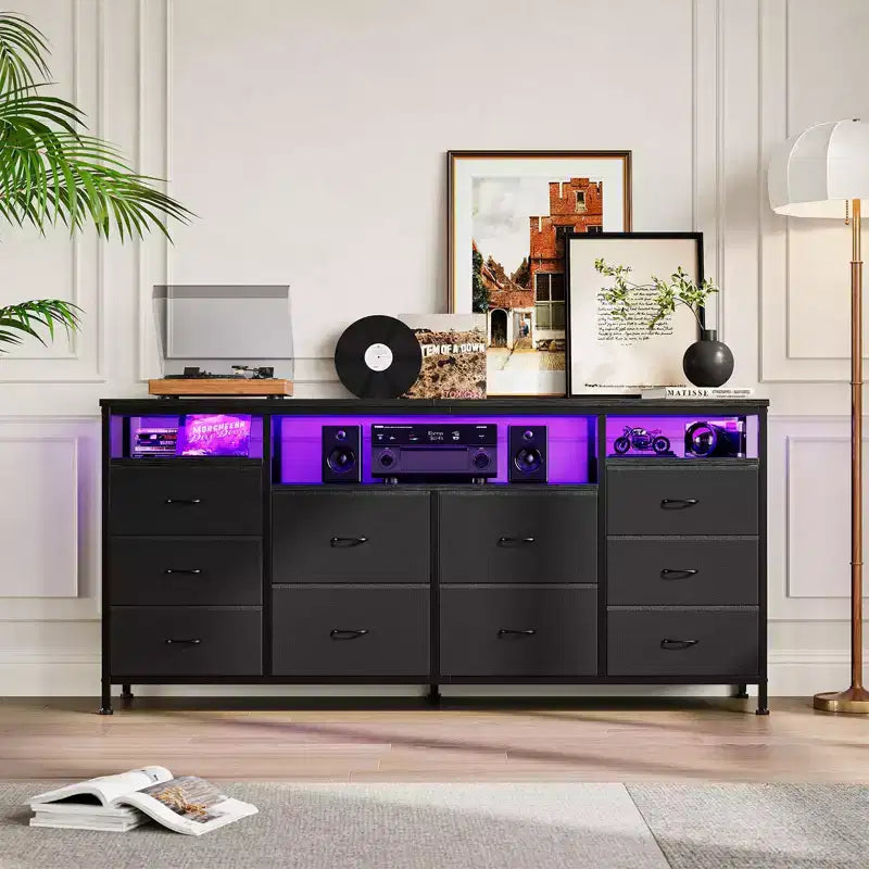 Comò nero da 63,3 pollici per camera da letto, comò a 10 cassetti porta TV per TV da 65, 70, 75 pollici, cassettiera in tessuto con luci LED e prese di corrente