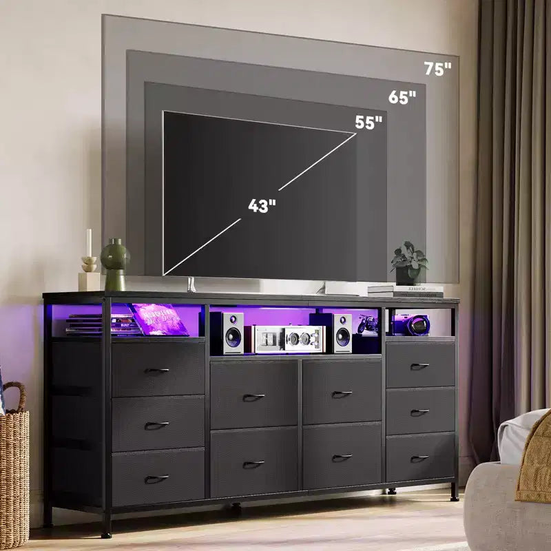 Comò nero da 63,3 pollici per camera da letto, comò a 10 cassetti porta TV per TV da 65, 70, 75 pollici, cassettiera in tessuto con luci LED e prese di corrente
