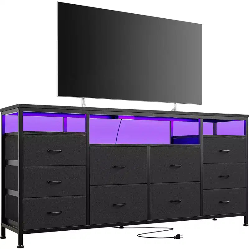 Comò nero da 63,3 pollici per camera da letto, comò a 10 cassetti porta TV per TV da 65, 70, 75 pollici, cassettiera in tessuto con luci LED e prese di corrente