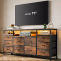 Comò nero da 63,3 pollici per camera da letto, comò a 10 cassetti porta TV per TV da 65, 70, 75 pollici, cassettiera in tessuto con luci LED e prese di corrente