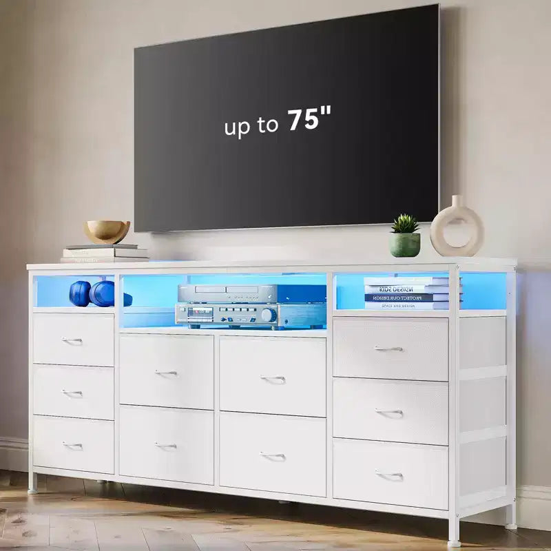 Comò nero da 63,3 pollici per camera da letto, comò a 10 cassetti porta TV per TV da 65, 70, 75 pollici, cassettiera in tessuto con luci LED e prese di corrente