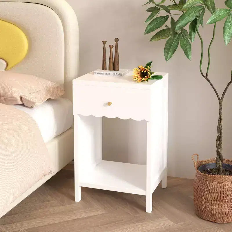 Comodino Moderno Bianco con Cassetto e Ripiano Aperto, Comodino con Bordo Ondulato per Camera da Letto
