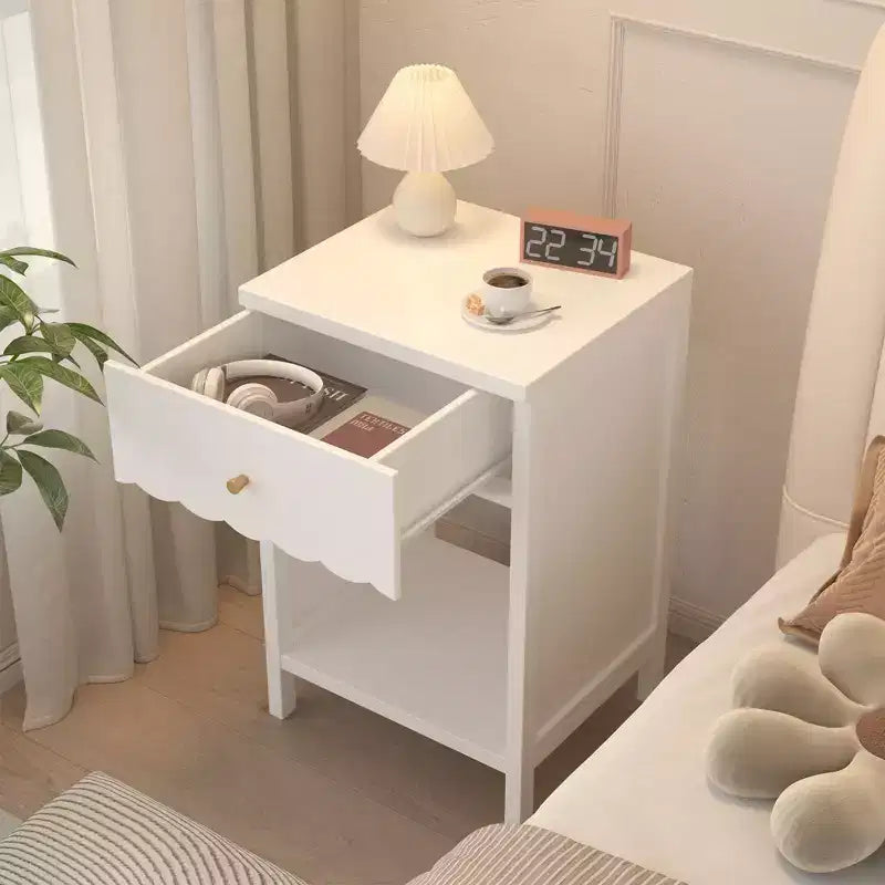 Comodino Moderno Bianco con Cassetto e Ripiano Aperto, Comodino con Bordo Ondulato per Camera da Letto